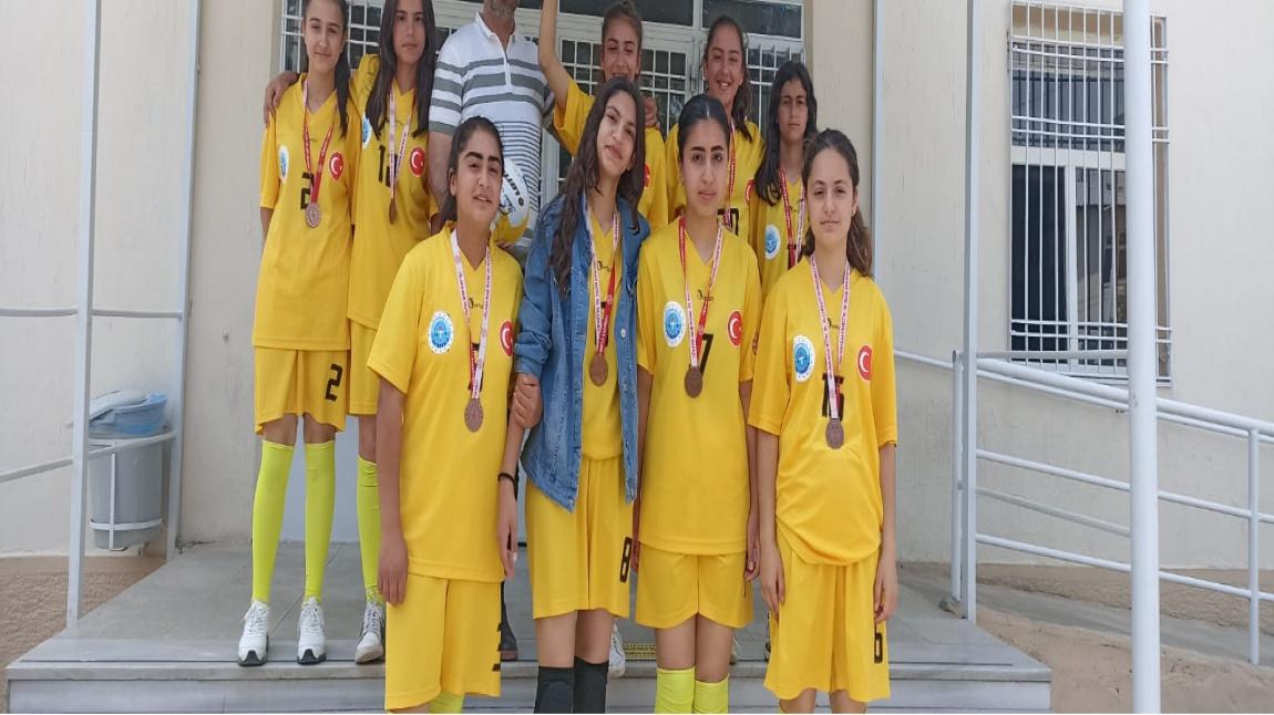 İlçemizde Düzenlenen Okul Sporları Yıldız Kızlar Voleybol Turnuvası'nda Okulumuz Üçüncü Oldu.